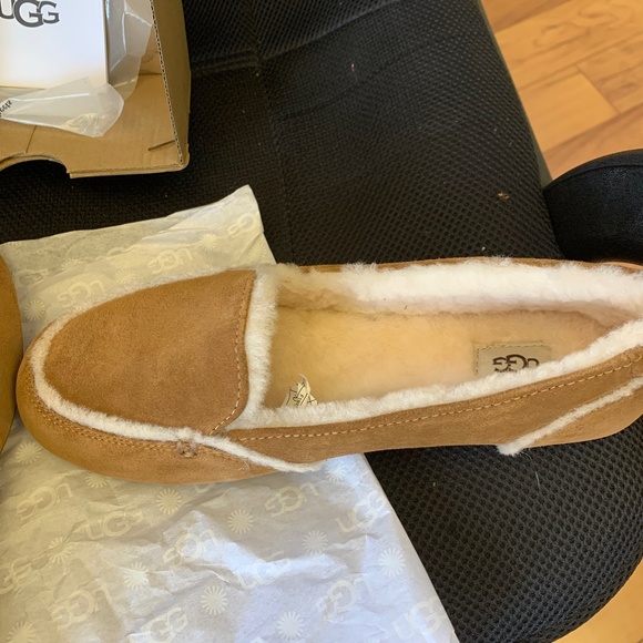 UGG SLIPPERS - Picture 1 of 3